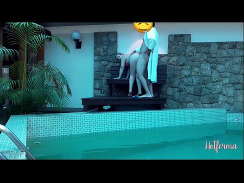 ❤️ El cap convida la criada a la piscina, però no va poder resistir-se a una calor ❤️ Porno preciós a nosaltres ❤